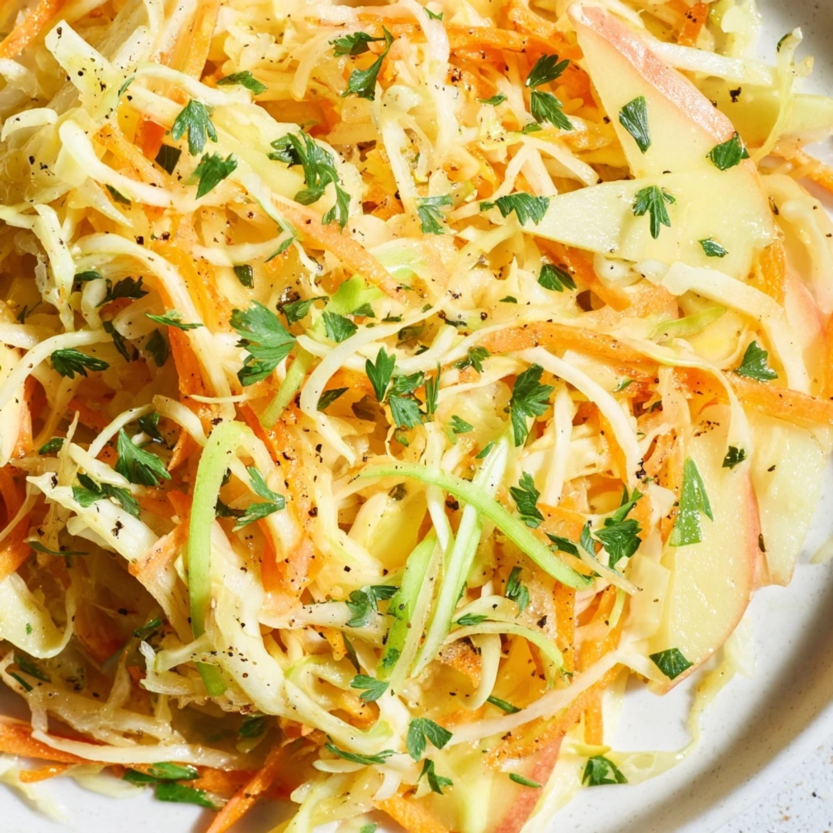 Knispriger Sauerkraut und Apfel-Slaw, der frische Äpfel und fermentiertes Gemüse vereint.  