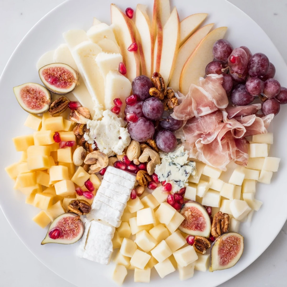 Imagine this Éclat d’Étoiles Planche de Noël 2025, a festive charcuterie board bursting with holiday flavors and textures.