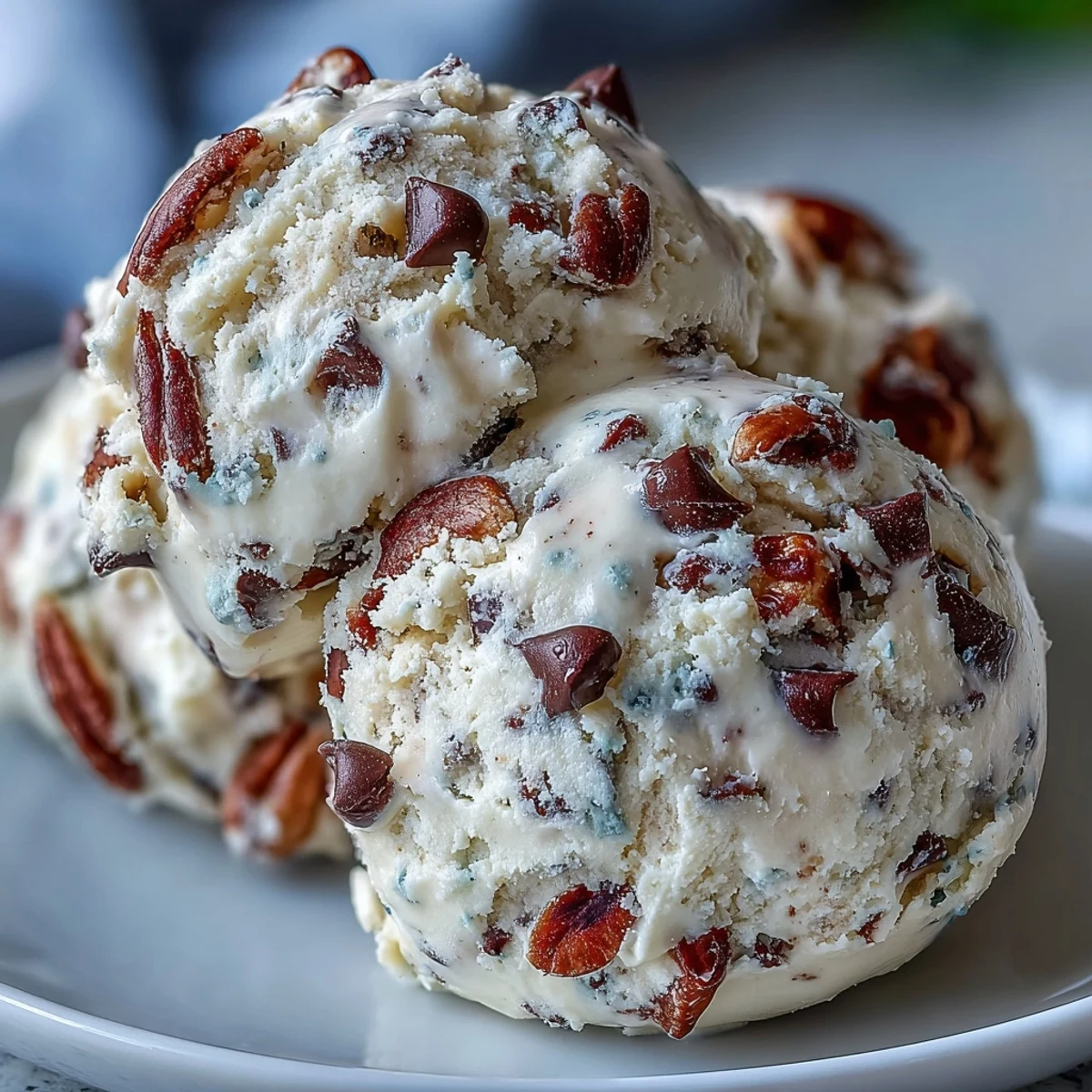 Kleiner Glasbehälter mit cremigem Greek Yogurt Cookie Dough und einem Löffel für den teelöffelgroßen Genuss.