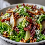 Frisée-Birnen-Blauschimmelkäse-Schüssel mit herbstlichen Früchten und käsigem Genuss.