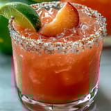 Frisch gerührter Guava Margarita mit Salzrand, in einem gekühlten Glas mit Eiswürfeln.