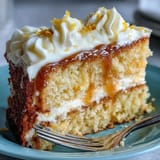 Herrlicher Gemini-Kuchen, zeigt schöne marmorierte gelbe und weiße Schichten.