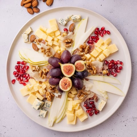 Éclat d’Étoiles Planche de Noël 2025: A stunning Éclat d’Étoiles Planche de Noël 2025 features vibrant fruit, artisanal cheeses, and meats.