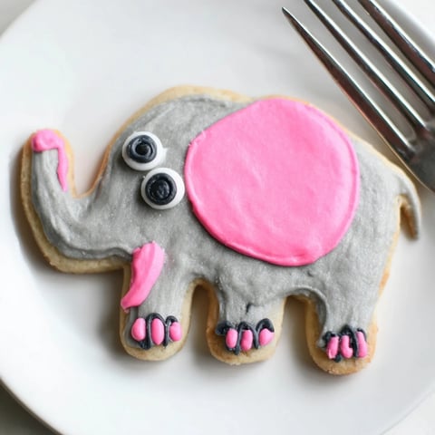 Giant Biscuits Amical Éléphant Géant, frosted gray with pink ears, ready for sharing and fun.