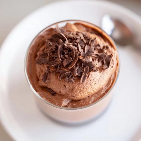 Luftig-leichte Schokoladenmousse-Dessertcups, garniert mit frischen Beeren und Schokoladenraspeln, verführerisch.