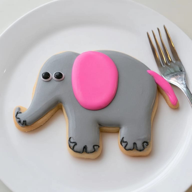 These impressive Biscuits Amical Éléphant Géant, complete with icing, are ideal for a delightful treat.