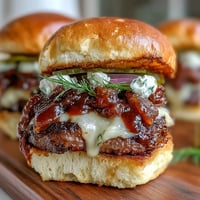 Saftige, knusprige Smash-Burger-Slider mit geheimer Sauce, perfekt für den Memorial-Day-Grillabend.  